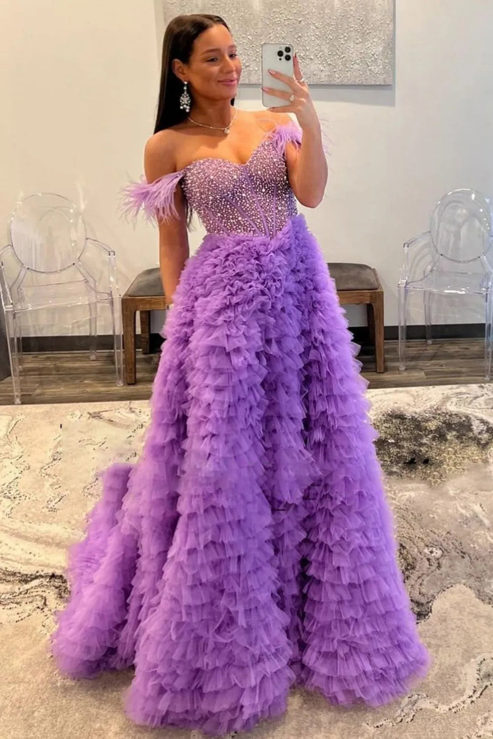 Robe de bal longue en tulle à épaules dénudées, bustier à volants et coupe trapèze ornée de perles