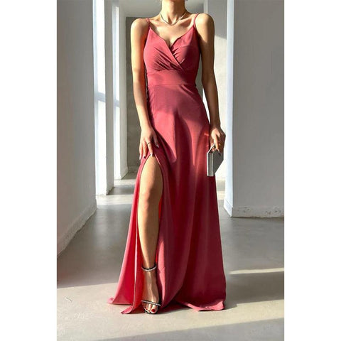 Vestido de fiesta largo sencillo con escote en V, tirantes y abertura en la espalda. 