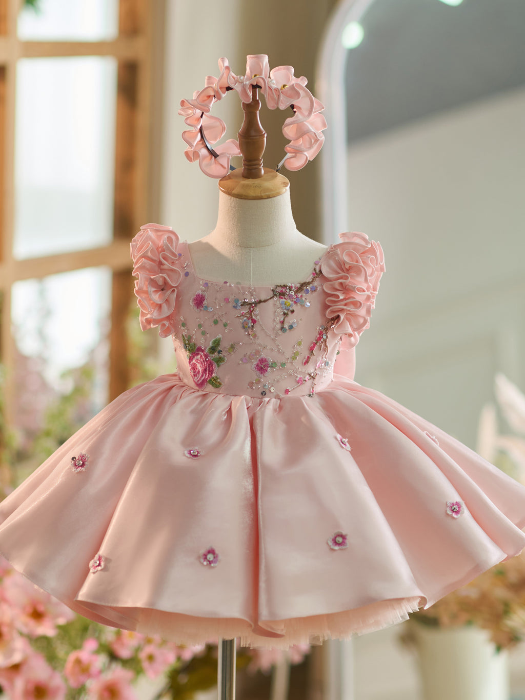 Robe rose pour bébé fille, longueur genou, ornée de broderies florales, de sequins et de tulle. 