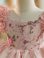 Robe rose pour bébé fille, longueur genou, ornée de broderies florales, de sequins et de tulle. 