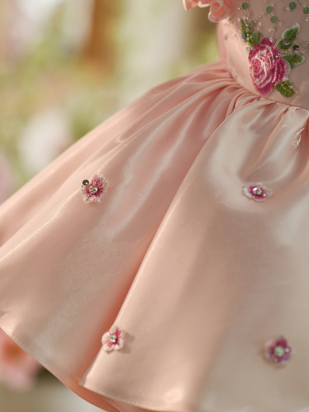 Robe rose pour bébé fille, longueur genou, ornée de broderies florales, de sequins et de tulle. 