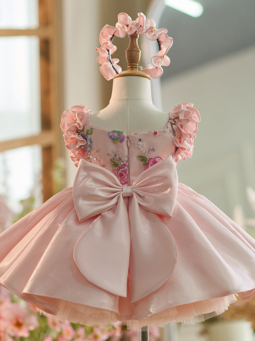 Robe rose pour bébé fille, longueur genou, ornée de broderies florales, de sequins et de tulle. 
