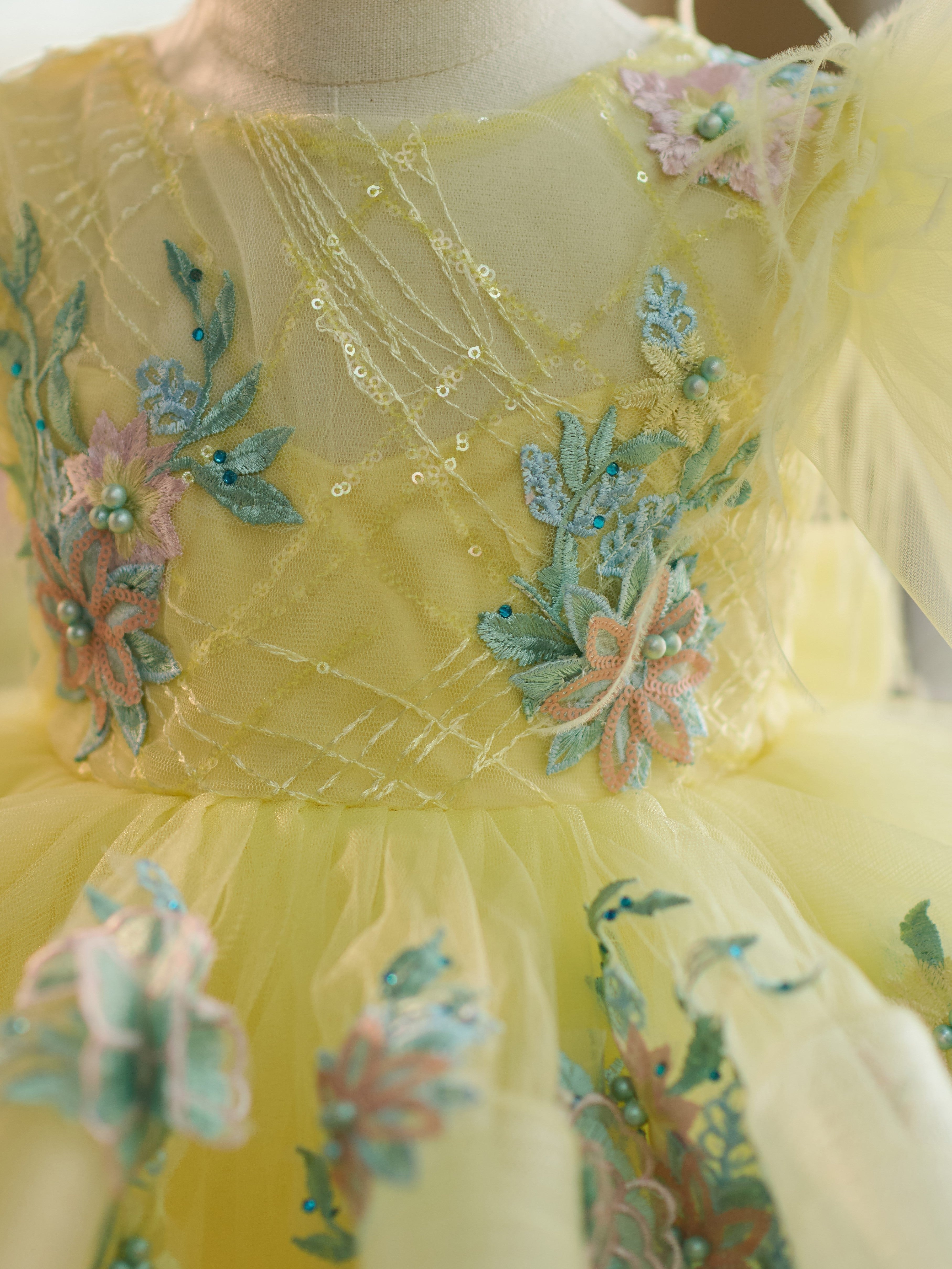 Vestido de bebé niña con mangas abullonadas, bordado floral y tul hasta la rodilla 
