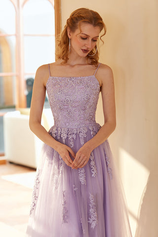 Robe de bal longue violet clair, coupe trapèze, bretelles spaghetti et appliques charmantes