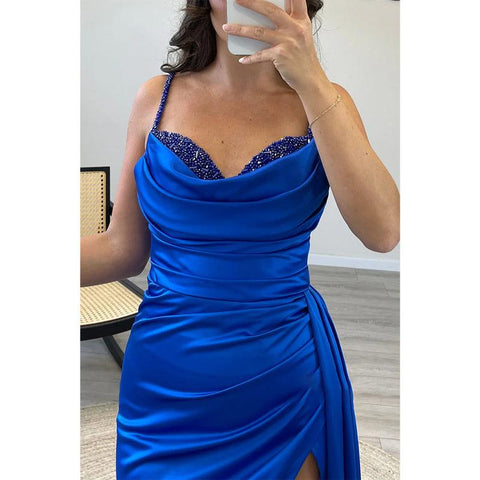 Vestido de noche largo azul real con escote corazón, corte en A y tirantes con cuentas. 