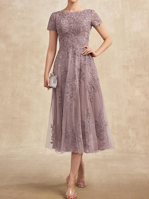 Robe de mère de la mariée en tulle et dentelle, coupe trapèze, longueur thé, décolleté rond. 