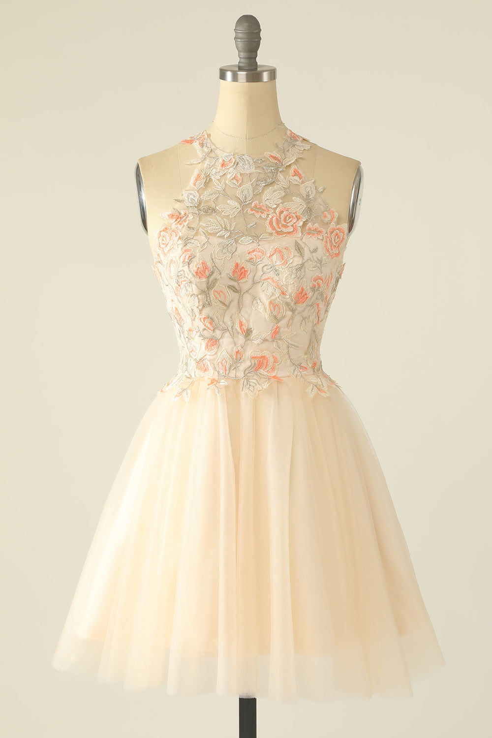 Vestido de fiesta color champán con escote halter y bordado