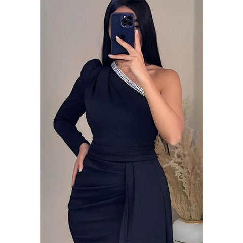 Robe de soirée fourreau asymétrique à manches longues et perles 