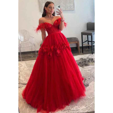 Vestido de fiesta largo de tul con encaje y plumas, escote corazón y hombros descubiertos