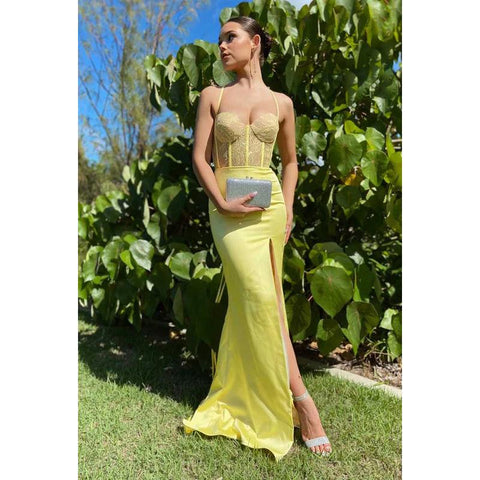 Vestido de fiesta largo transparente de encaje con tirantes finos y escote en forma de corazón y abertura