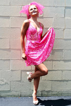 Robe de bal courte trapèze en dentelle et sequins rose fuchsia scintillants