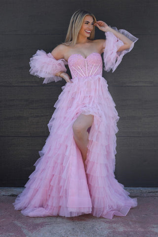 Robe de bal trapèze en tulle pailleté avec fente, décolleté cœur et fente.