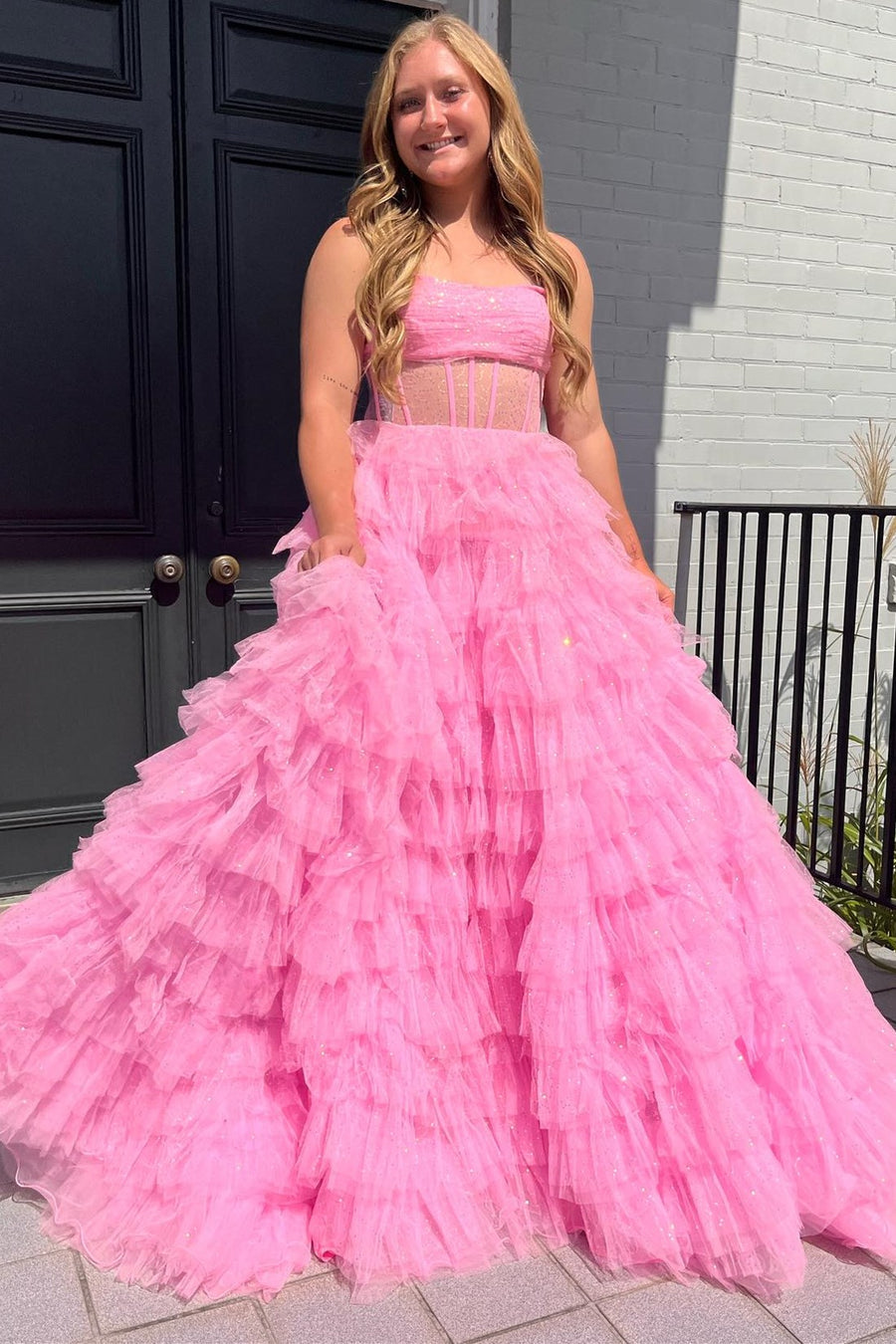 Vestido de fiesta de tul brillante con corsé sin tirantes y corte en A con volantes