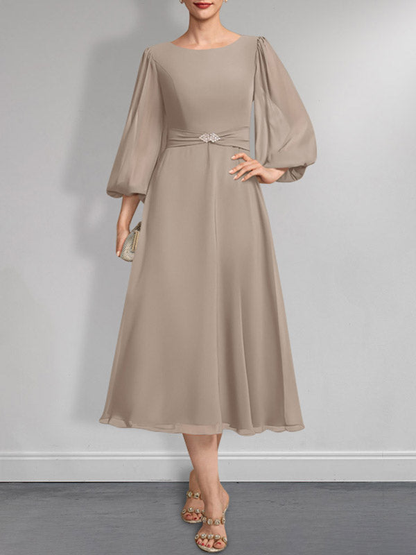 Vestido de chifón de corte A, largo té, para la madre de la novia, con escote redondo y broche de cristal plisado