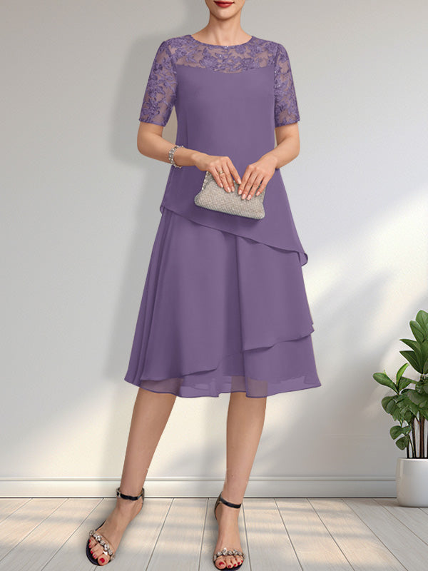 Vestido de novia de corte línea A con escote ilusión, largo hasta la rodilla, de encaje y gasa con lentejuelas.
