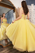 Vestido largo de fiesta amarillo sin tirantes, corte en A, con espalda cruzada.
