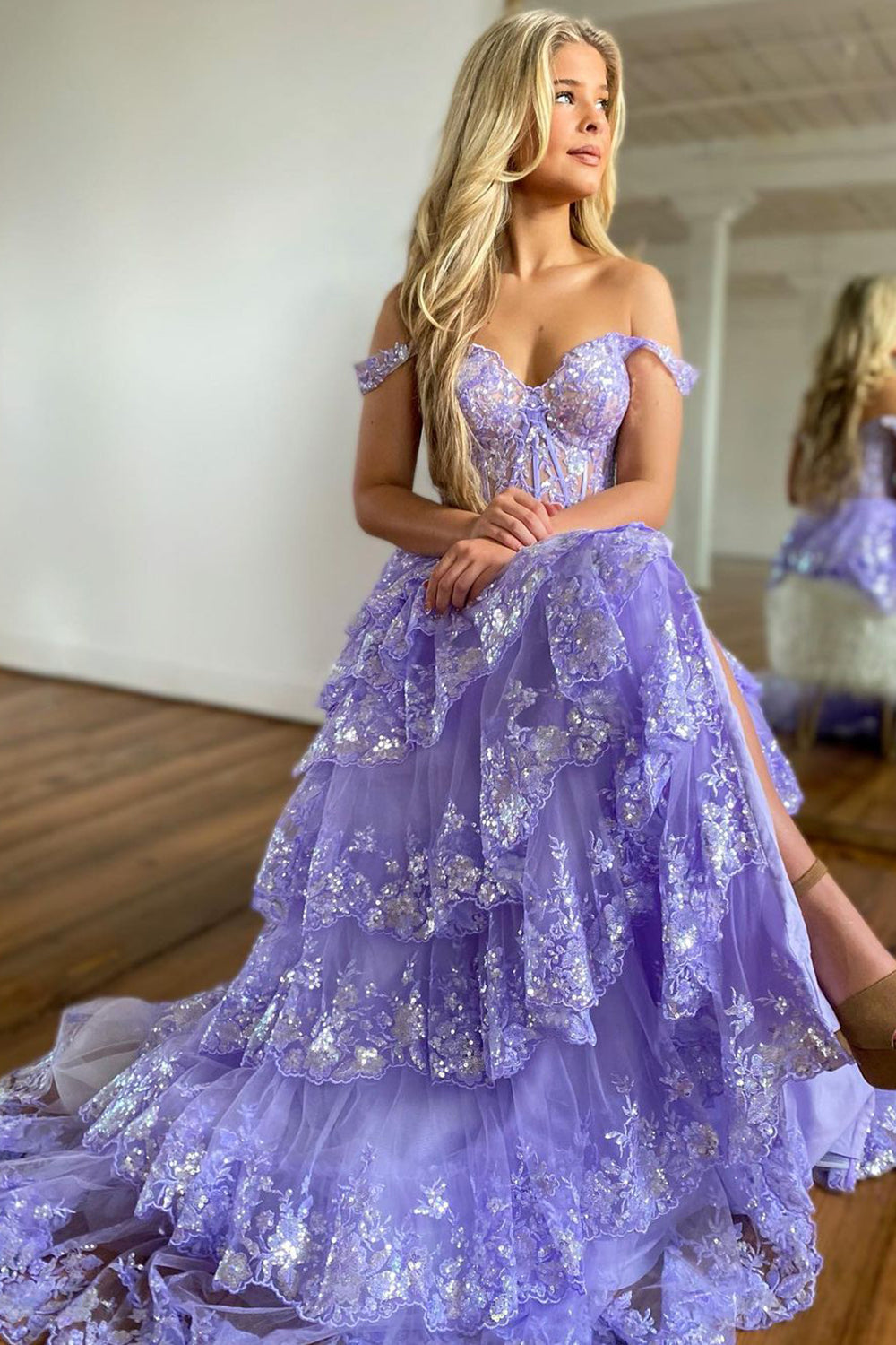 Vestido de graduación tipo corsé con hombros descubiertos y volantes de encaje