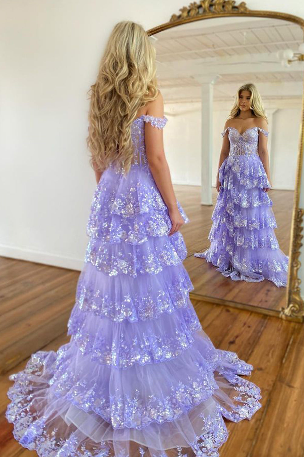 Vestido de graduación tipo corsé con hombros descubiertos y volantes de encaje