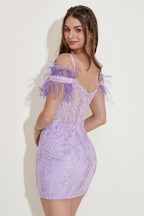 Vestido de fiesta con hombros descubiertos y plumas