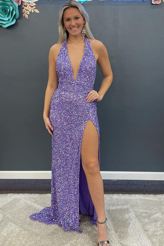Vestido largo de fiesta verde con lentejuelas, escote en V profundo y abertura frontal.