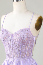 Precioso vestido de fiesta de línea A con tirantes finos, corsé y apliques.