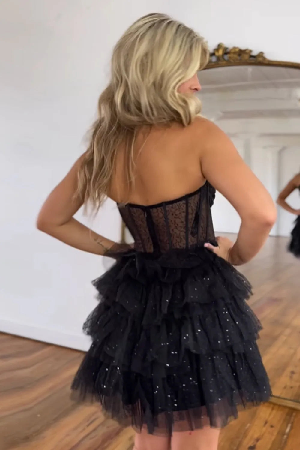 Robe de bal bustier en tulle à volants et corset à sequins
