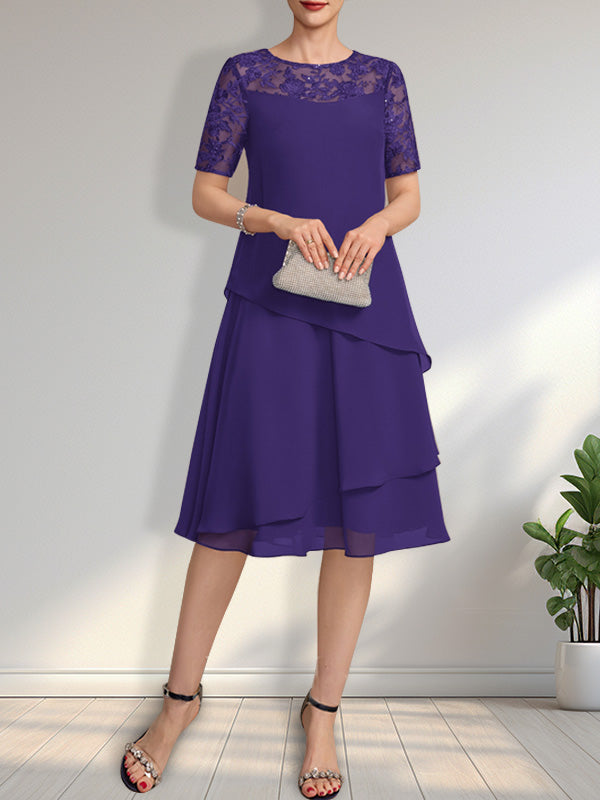 Vestido de novia de corte línea A con escote ilusión, largo hasta la rodilla, de encaje y gasa con lentejuelas.