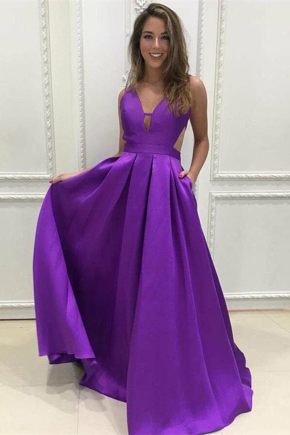 Vestido de graduación sin mangas, corte en A, escote en V y espalda descubierta con prácticos bolsillos.