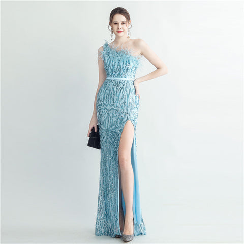 Robe de soirée en mèches de poils d'autruche, style industriel, avec fente oblique à l'épaule. 