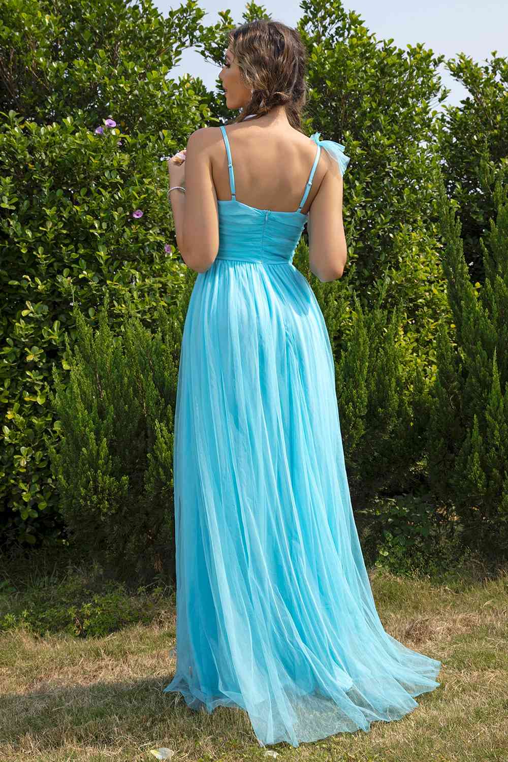 Robe asymétrique à fente froncée