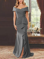 Vestidos de corte recto/columna, sin mangas, con hombros descubiertos y largo hasta el suelo, para la madre de la novia, con volantes. 