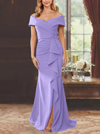 Vestidos de corte recto/columna, sin mangas, con hombros descubiertos y largo hasta el suelo, para la madre de la novia, con volantes. 