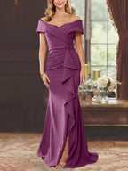 Vestidos de corte recto/columna, sin mangas, con hombros descubiertos y largo hasta el suelo, para la madre de la novia, con volantes. 
