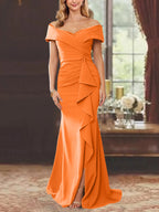 Vestidos de corte recto/columna, sin mangas, con hombros descubiertos y largo hasta el suelo, para la madre de la novia, con volantes. 