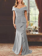 Vestidos de corte recto/columna, sin mangas, con hombros descubiertos y largo hasta el suelo, para la madre de la novia, con volantes. 