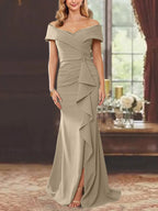 Vestidos de corte recto/columna, sin mangas, con hombros descubiertos y largo hasta el suelo, para la madre de la novia, con volantes. 