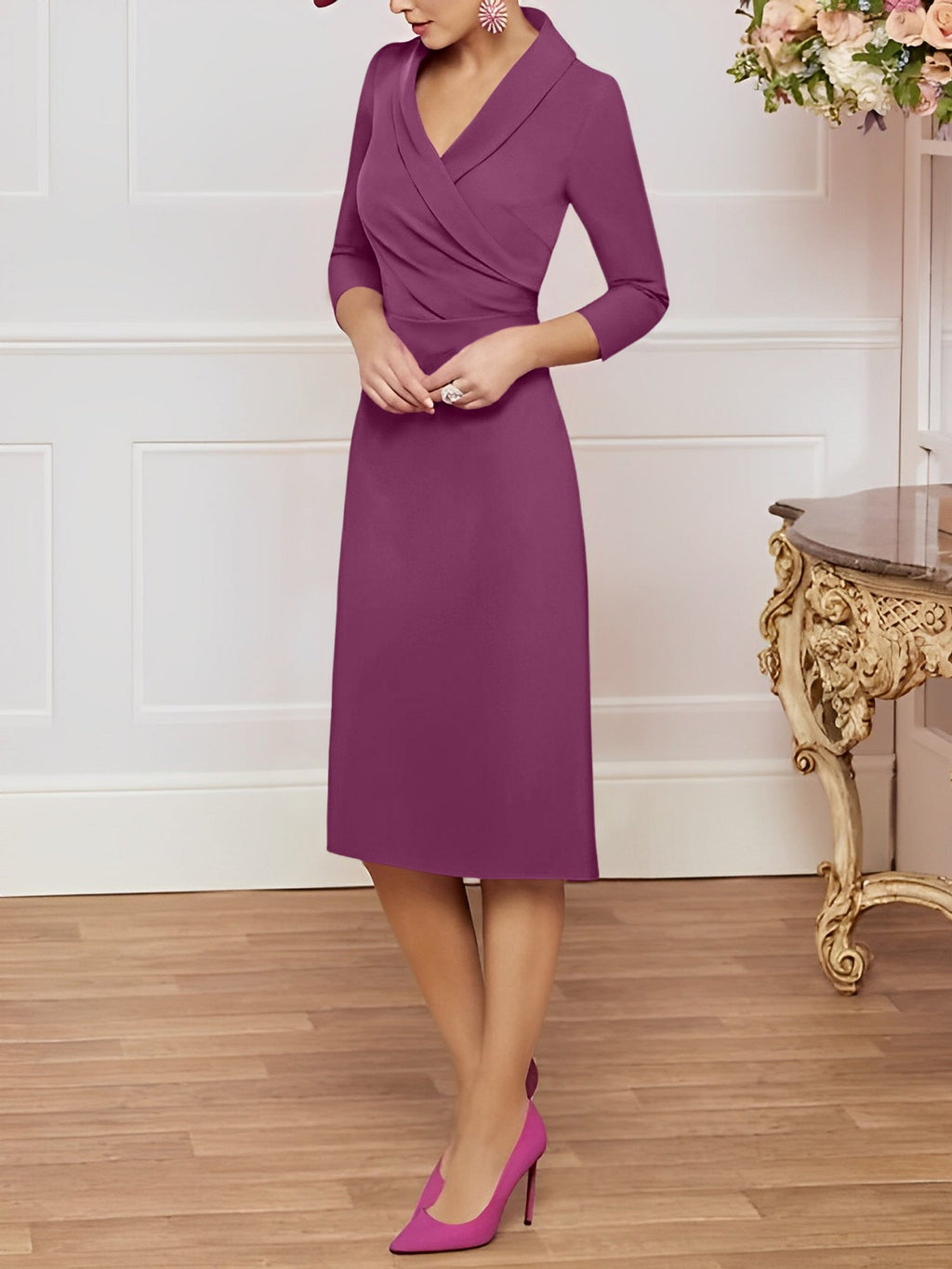 Robes fourreau/colonne à col en V et longueur genou pour la mère de la mariée 
