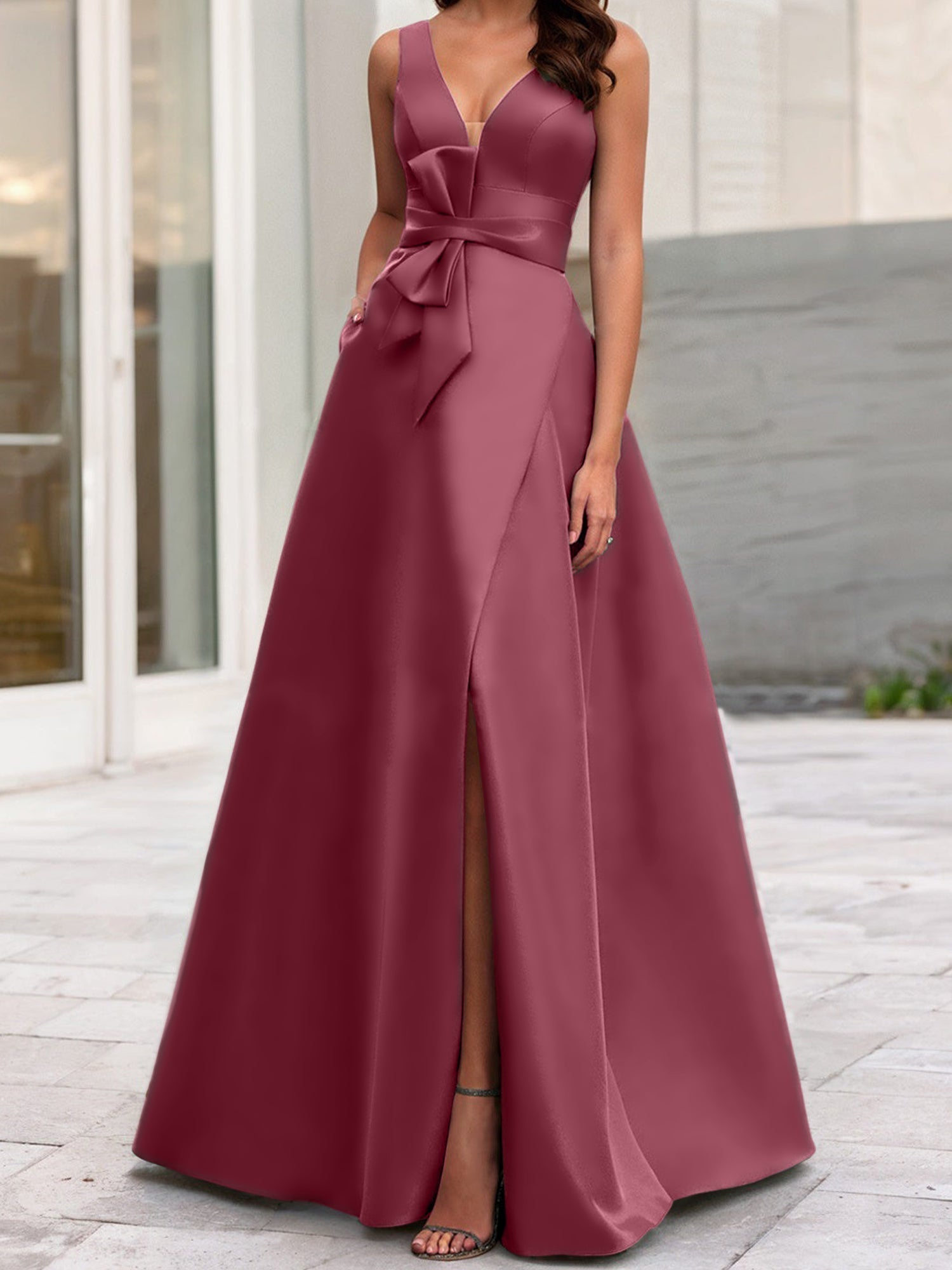 Robe de mère de la mariée sans manches, coupe trapèze/princesse, col en V et fente latérale 