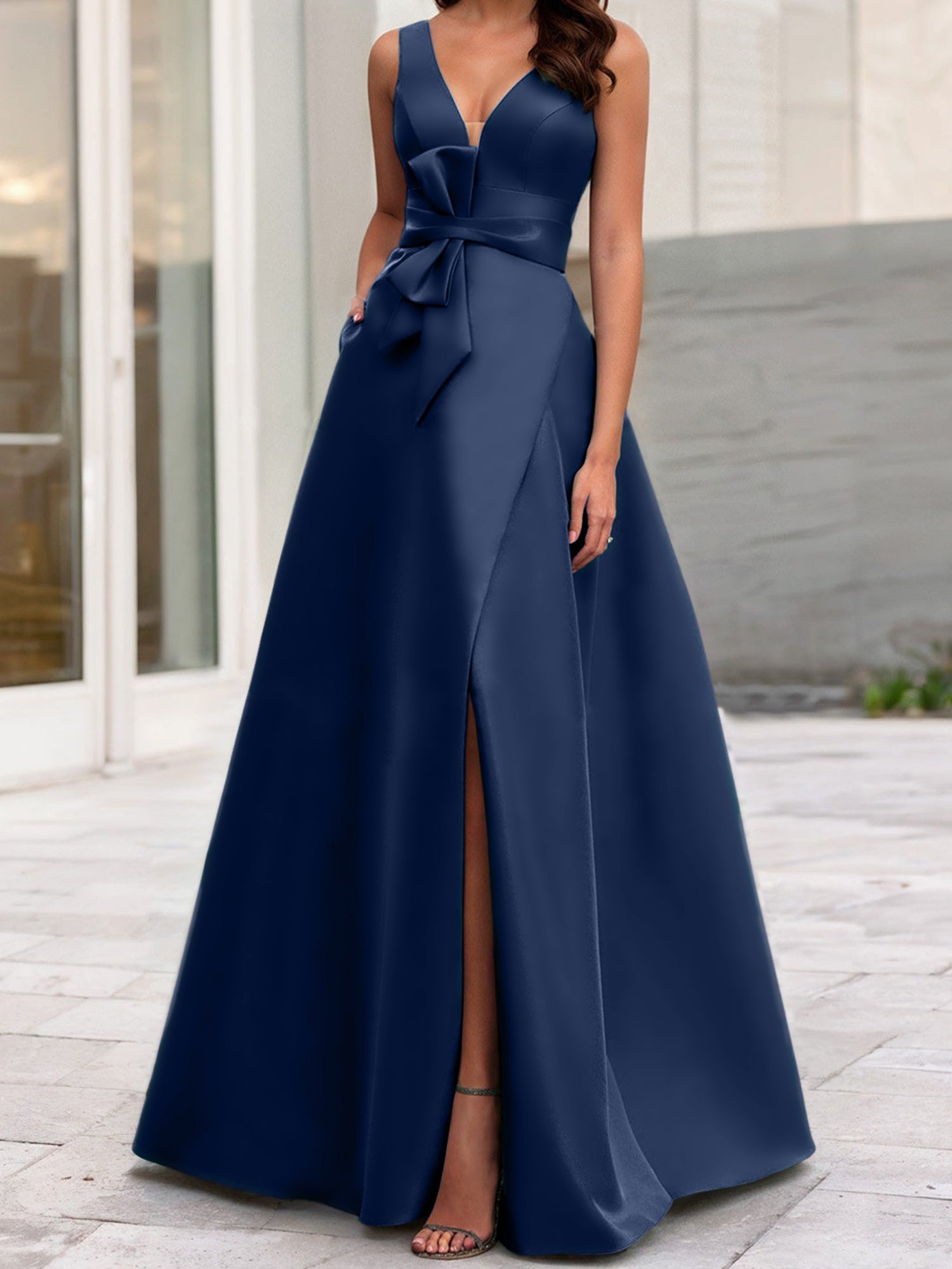 Robe de mère de la mariée sans manches, coupe trapèze/princesse, col en V et fente latérale 