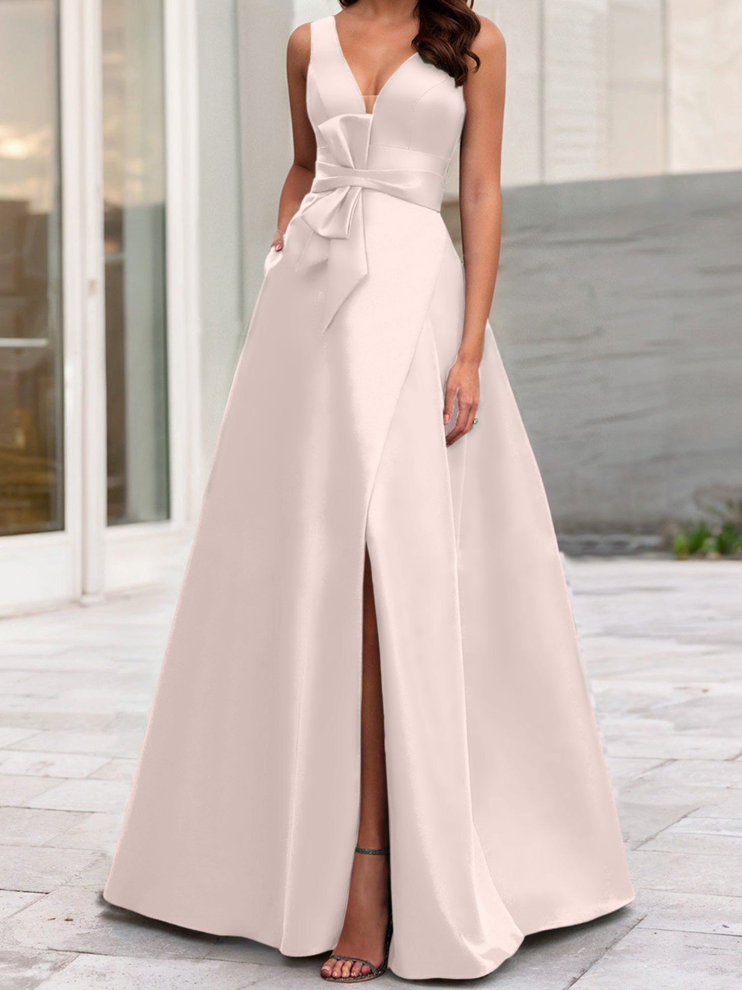 Robe de mère de la mariée sans manches, coupe trapèze/princesse, col en V et fente latérale 