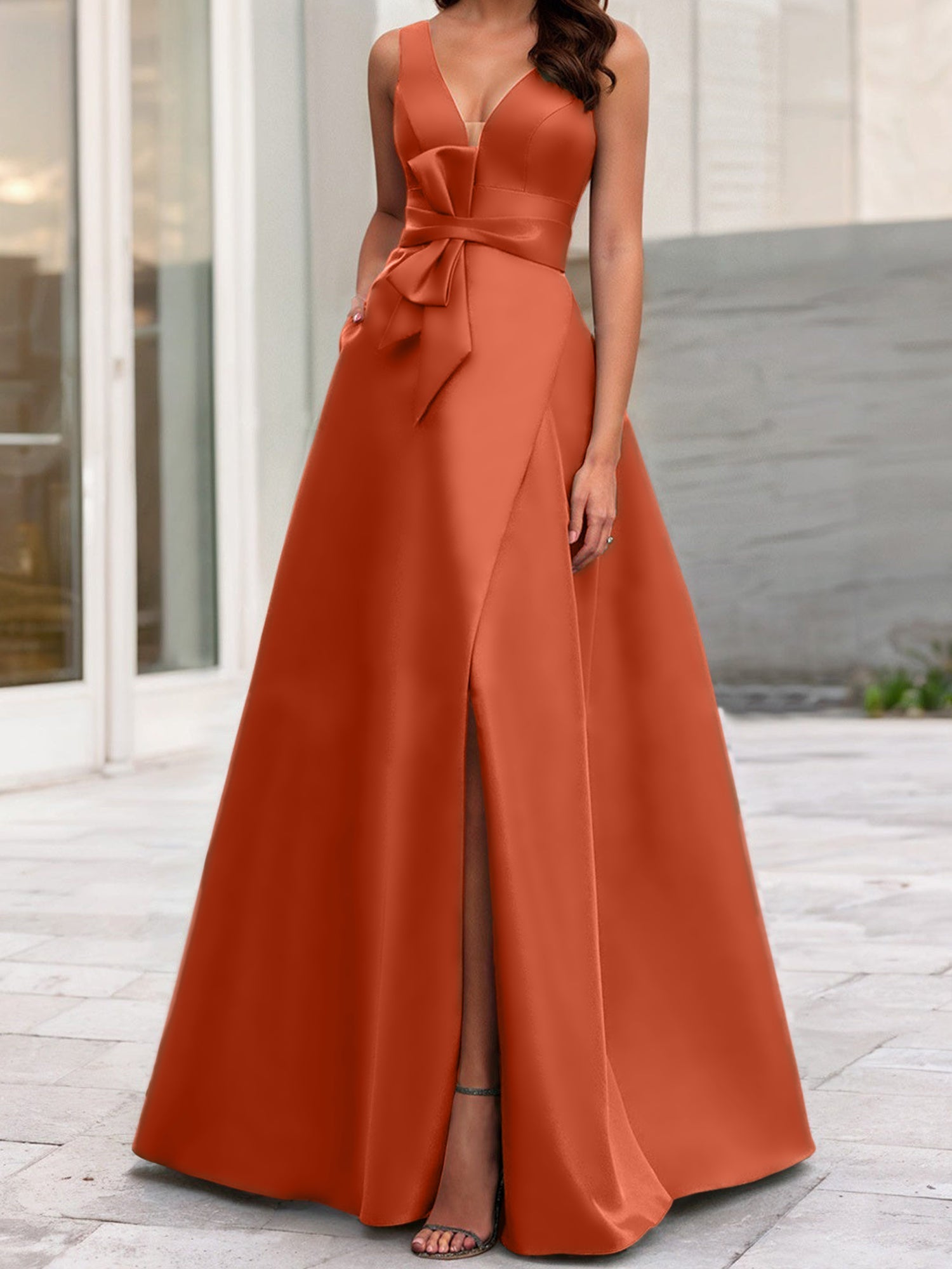 Robe de mère de la mariée sans manches, coupe trapèze/princesse, col en V et fente latérale 