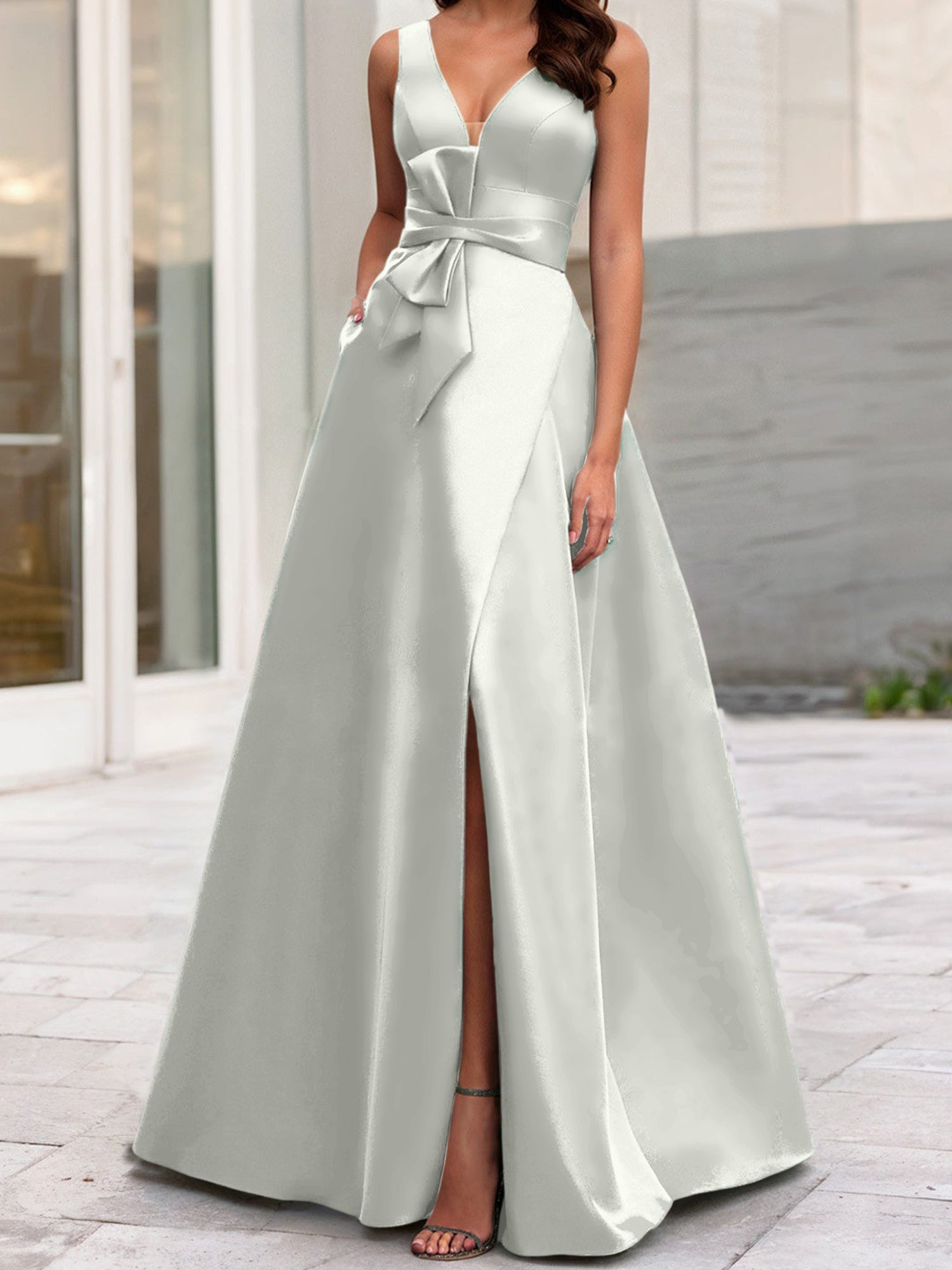 Robe de mère de la mariée sans manches, coupe trapèze/princesse, col en V et fente latérale 