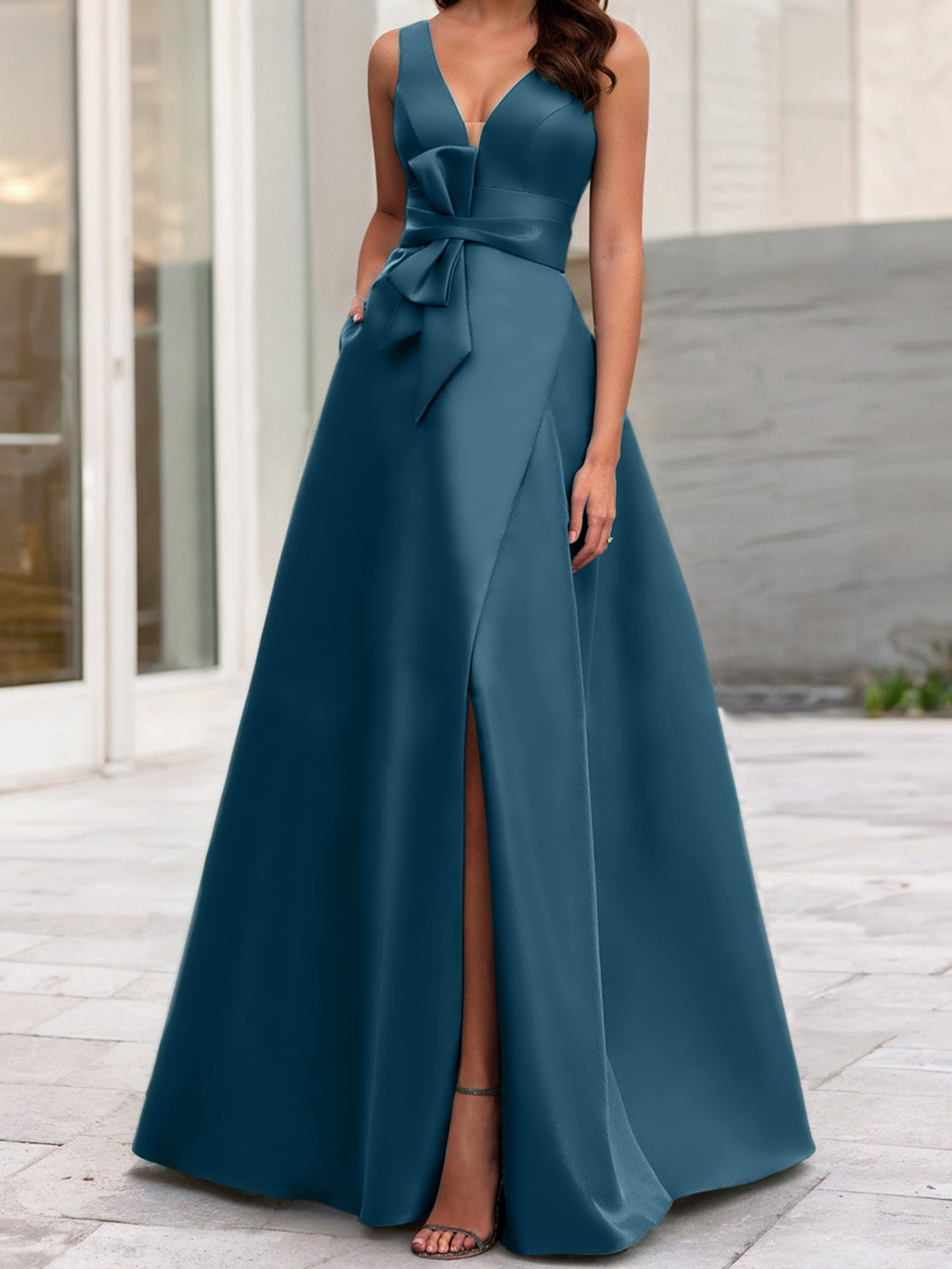 Robe de mère de la mariée sans manches, coupe trapèze/princesse, col en V et fente latérale 