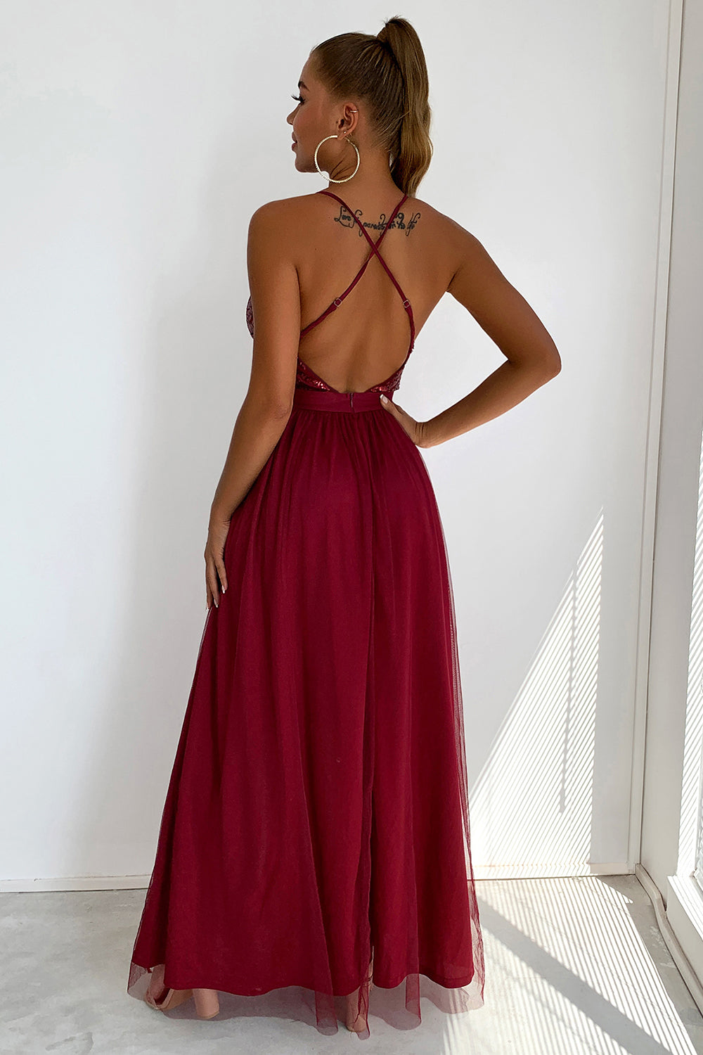 Vestido de fiesta con lentejuelas y escote en V