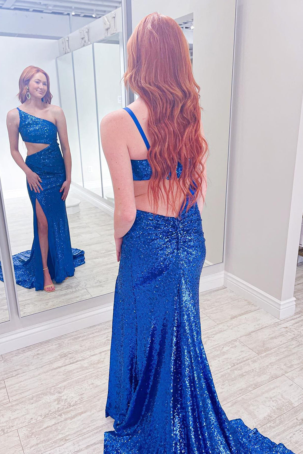 Robe de bal asymétrique à sequins avec fente