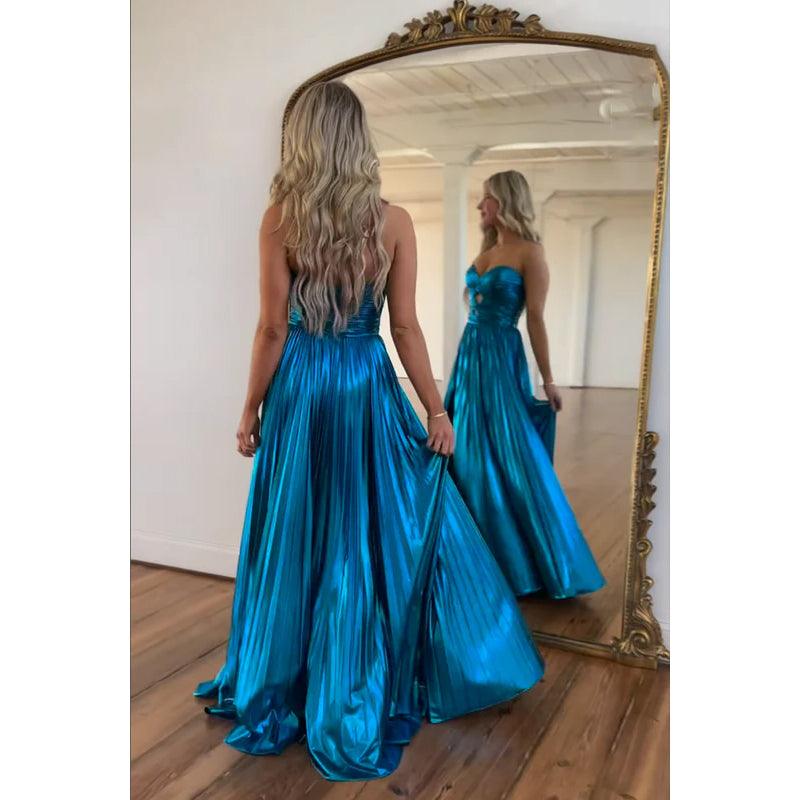 Vestido de fiesta sencillo e informal, sin mangas, fruncido, con abertura lateral y hombros descubiertos