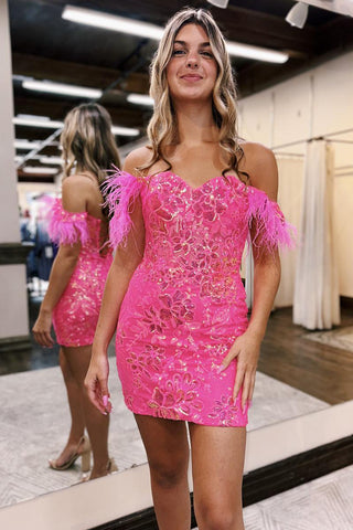 Precioso vestido corto azul de fiesta, corte sirena, hombros descubiertos y detalles de plumas.