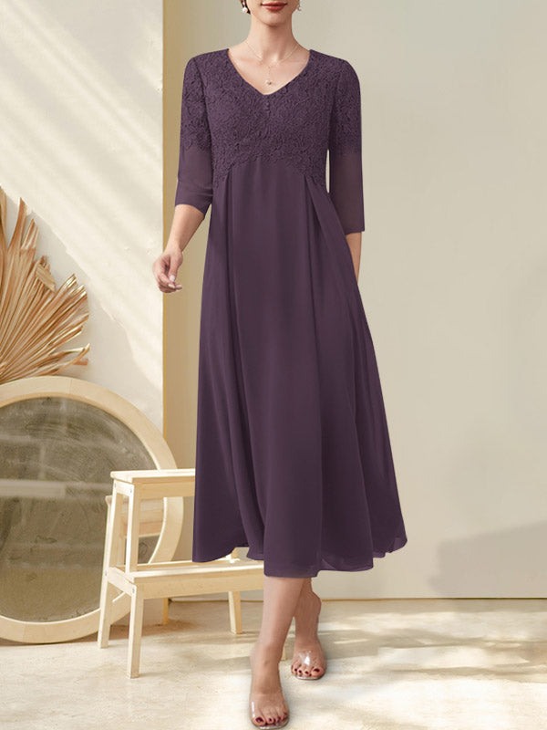 Vestido de corte A, escote en V, largo midi, de gasa, encaje y pedrería para la madre de la novia.