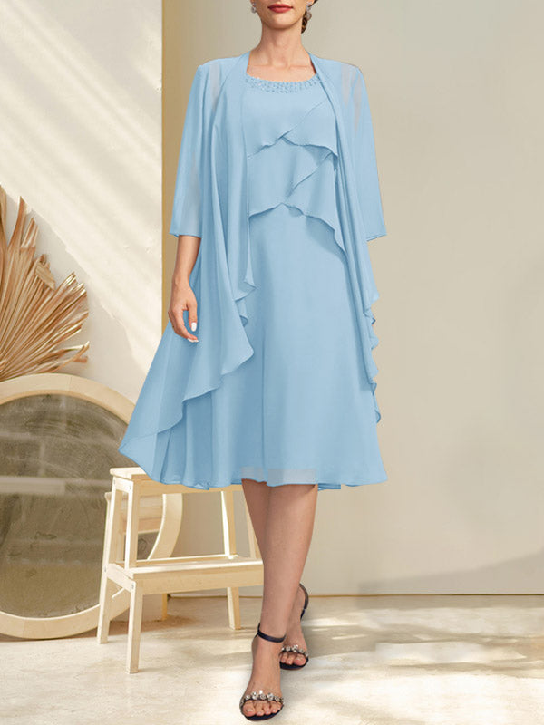 Vestido de gasa corte A con escote redondo y largo hasta la rodilla para la madre de la novia, con pedrería.