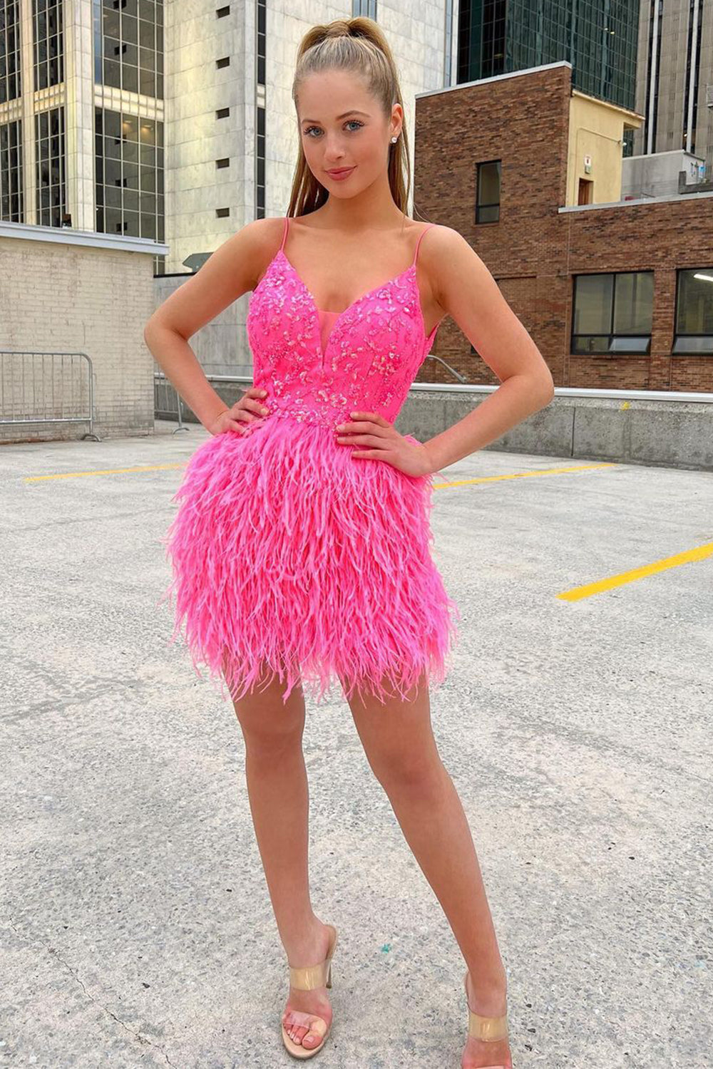 Vestido ajustado de lentejuelas para baile de bienvenida con plumas